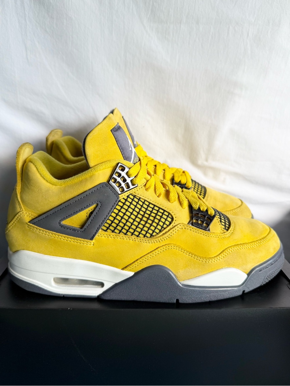 AUTHENTIC Jordan 4 Retro Lightning size 10.5 CT8527-700 2021 PRE-OWNED